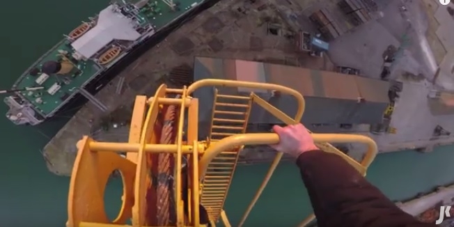 Selfie na wierzchołku starego dźwigu? Czemu nie! (wideo) - GospodarkaMorska.pl