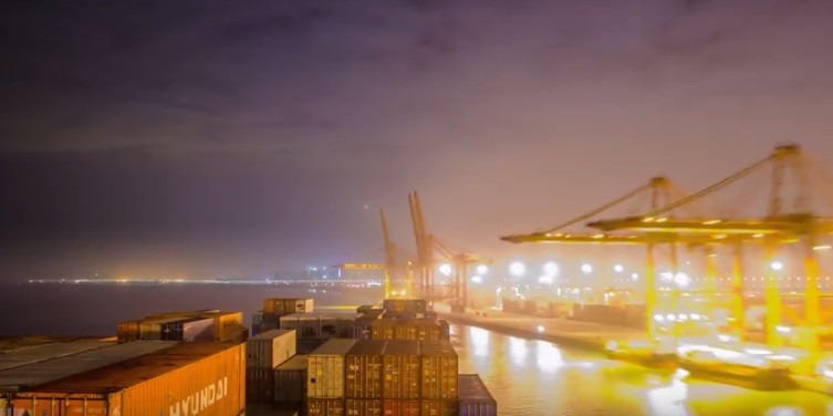 Nocna podróż OOCL Atlanta do Hong Kongu (time-lapse) - GospodarkaMorska.pl
