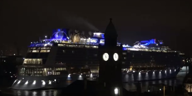 Największy wycieczkowiec świata w pełnym blasku (wideo) - GospodarkaMorska.pl