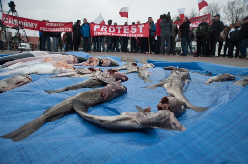 Rybacy pikietowali w Ustce przeciwko połowom paszowym na Bałtyku - GospodarkaMorska.pl