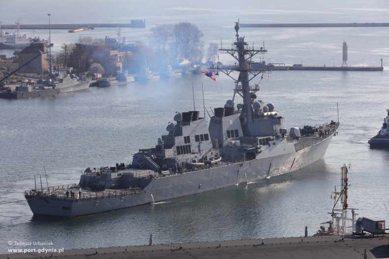 Amerykański niszczyciel USS Donald Cook już w Gdyni (wideo) - GospodarkaMorska.pl