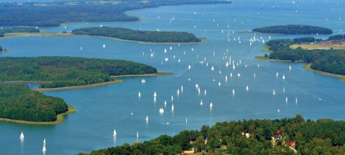 Na mazurskich jeziorach zaczęto znakować szlaki żeglugowe - GospodarkaMorska.pl