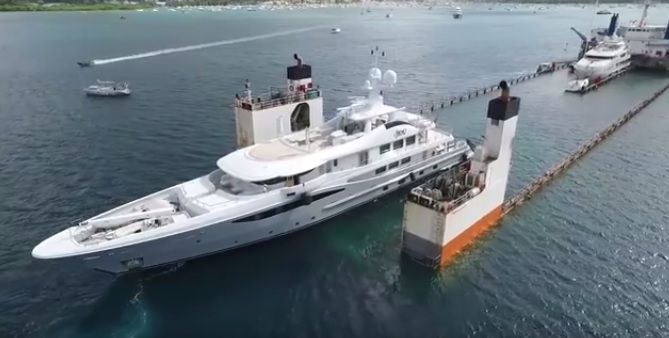 Tak wygląda załadunek jachtów na ciężarowiec (wideo) - GospodarkaMorska.pl