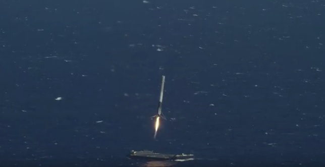 Historyczne lądowanie rakiety kosmicznej na oceanie (wideo) - GospodarkaMorska.pl