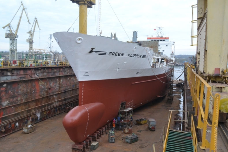 Remont chłodnicowca w MSR Gryfii - GospodarkaMorska.pl