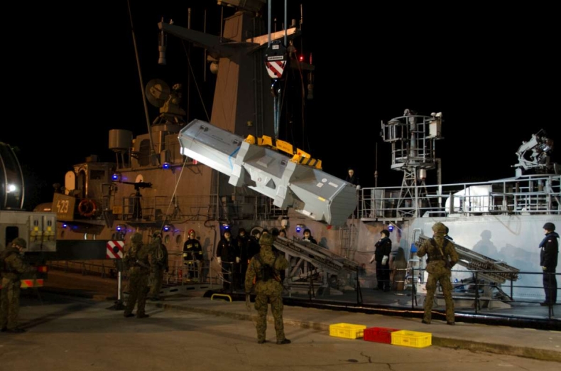 Nocny załadunek rakiet (wideo) - GospodarkaMorska.pl