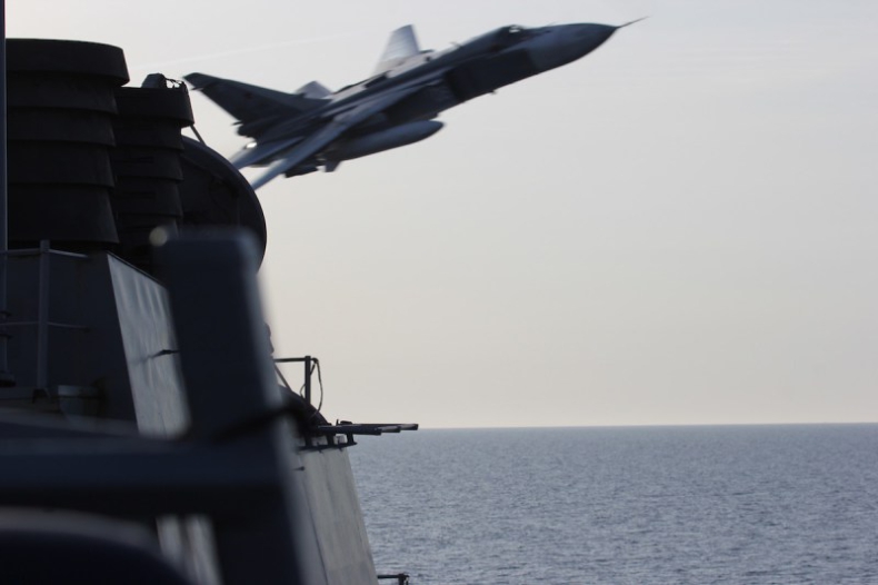 Gorąco na Bałtyku. Rosyjskie samoloty nad amerykańskim USS Donald Cook (wideo) - GospodarkaMorska.pl