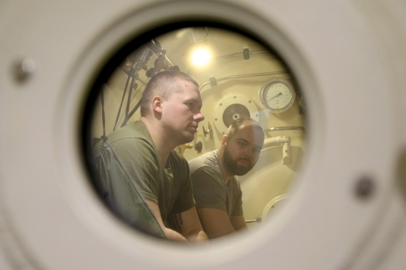 Trening w komorze dekompresyjnej - GospodarkaMorska.pl