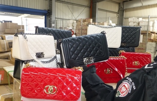 Kontener z tysiącami podrabianych torebek w Porcie Gdańsk - GospodarkaMorska.pl