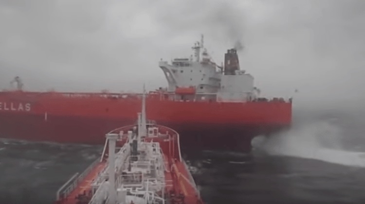 O mały włos (wideo) - GospodarkaMorska.pl