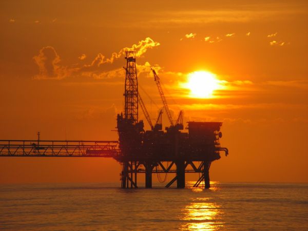 Kraje Zatoki Perskiej muszą dostosować się do niskich cen ropy - GospodarkaMorska.pl