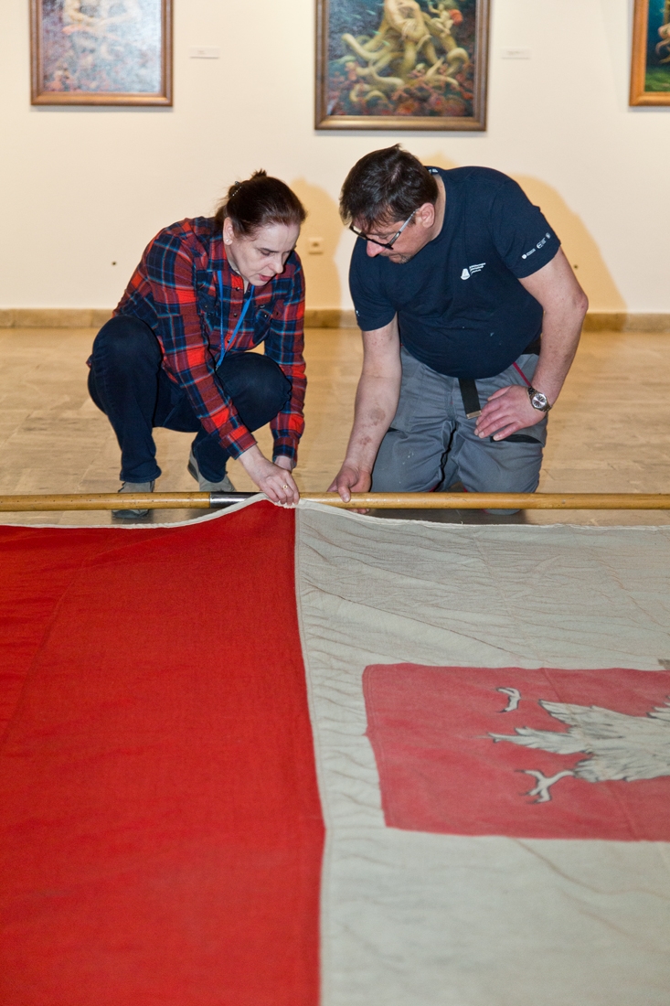 Nowa bandera na Dzień Flagi - GospodarkaMorska.pl