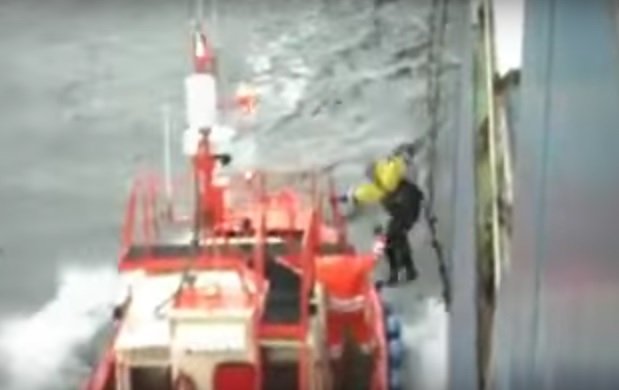 Wypadek na wzburzonym morzu. Przerażające wideo - GospodarkaMorska.pl