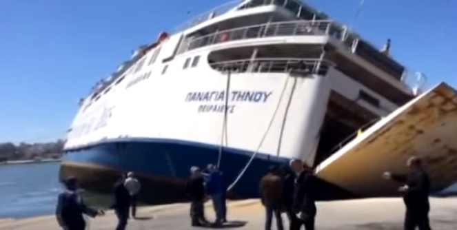 Kuriozalny incydent w greckim porcie (wideo) - GospodarkaMorska.pl