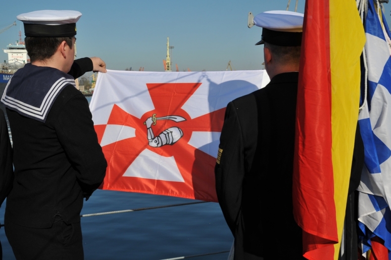 21. rocznica podniesienia bandery na ORP Grom - GospodarkaMorska.pl