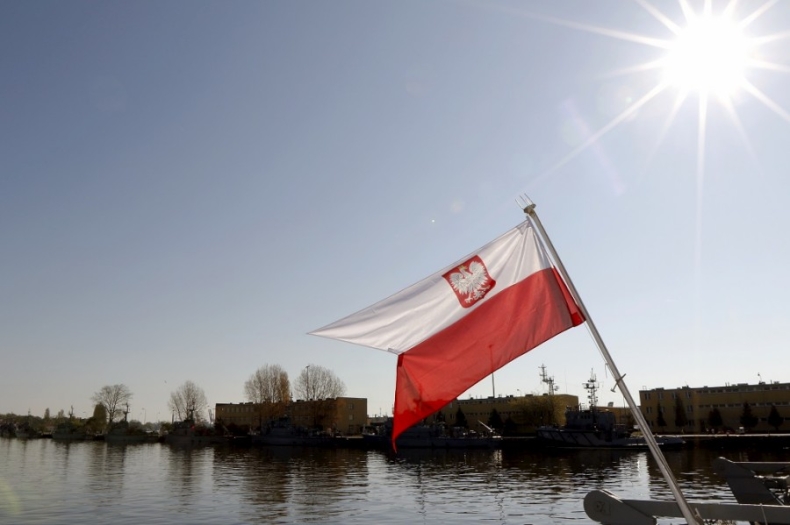 Dzień Flagi Rzeczypospolitej Polskiej w 8.FOW - GospodarkaMorska.pl