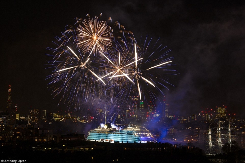 Niesamowity chrzest luksusowego wycieczkowca w sercu Londynu (zdjęcia, wideo) - GospodarkaMorska.pl