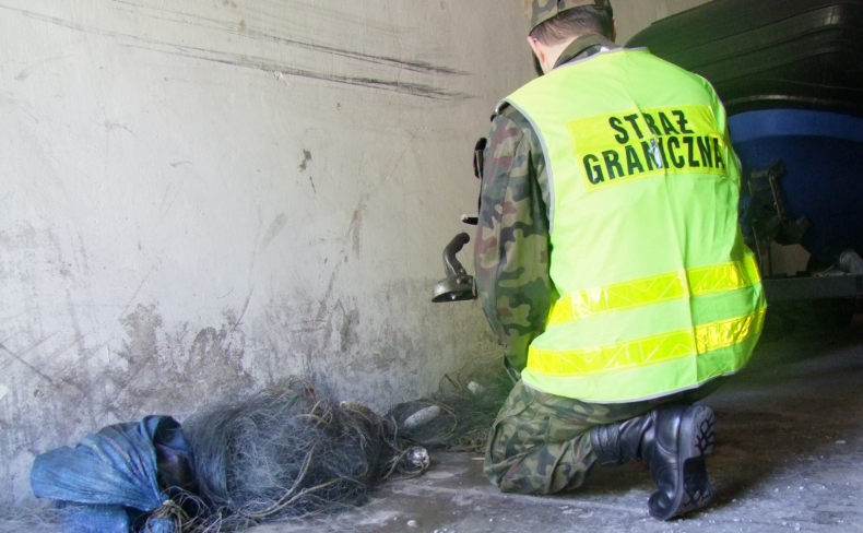 Pół kilometra nielegalnych sieci wydobyto z zatoki - GospodarkaMorska.pl