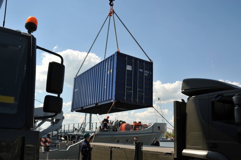 Mobilna komora hiperbaryczna na pokładzie ORP Lech - GospodarkaMorska.pl