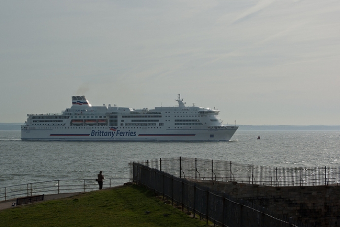 Awaryjne cumowanie promu Brittany Ferries - GospodarkaMorska.pl