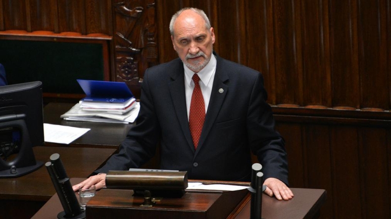 Macierewicz: nieukończona budowa Ślązaka i sytuacja Stoczni Marynarki Wojennej przykładami braku gospodarności rządów PO-PSL - GospodarkaMorska.pl