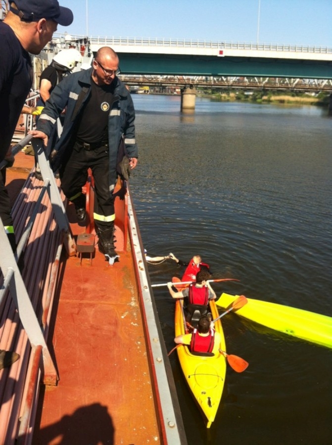 Załoga ORP Bałtyk ratuje kajakarzy - GospodarkaMorska.pl