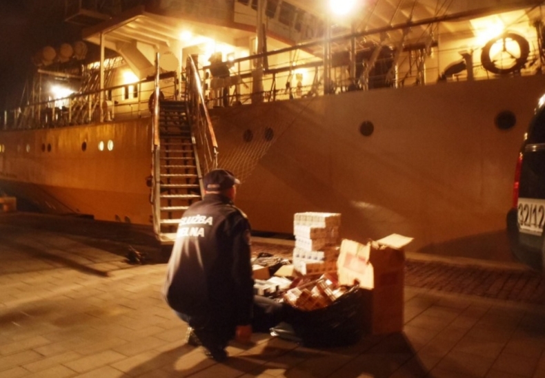 Nieudany przemyt papierosów na pokładzie Daru Młodzieży. Trwa poszukiwanie winnych - GospodarkaMorska.pl