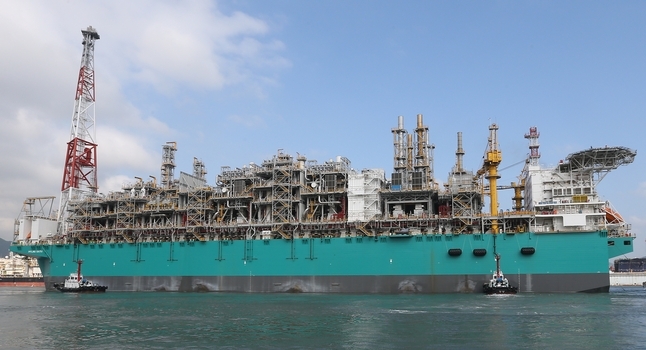 Przełom w branży LNG. Stocznię opuściła pierwsza na świecie pływająca stacja skraplania tego gazu (wideo) - GospodarkaMorska.pl