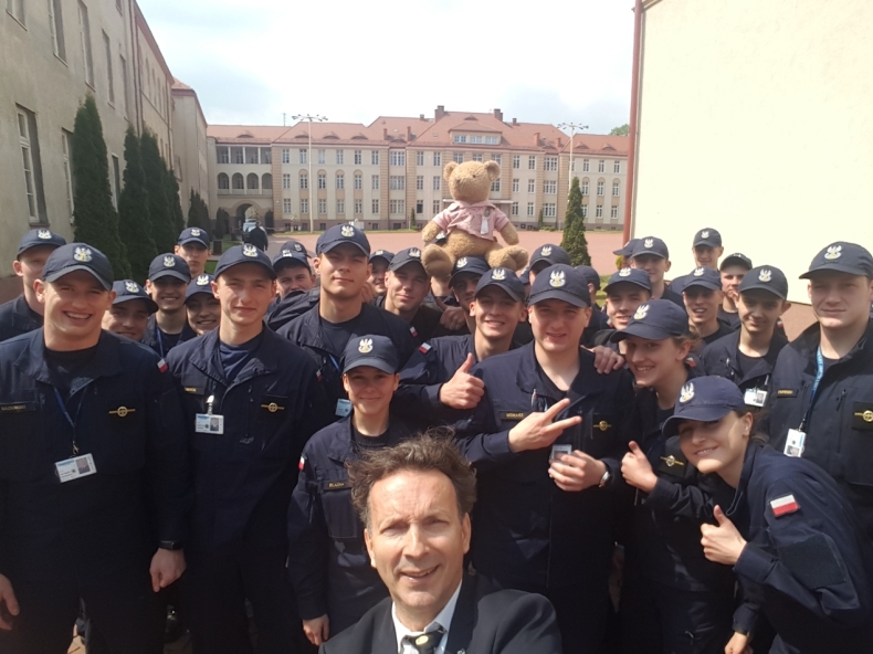 Akademia Marynarki Wojennej w akcji Światowego Archiwum Uśmiechu - GospodarkaMorska.pl