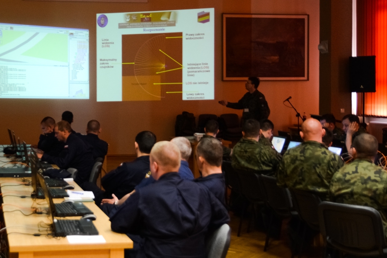 Marynarze 3. Flotylli Okrętów rozpoczęli szkolenie operatorów systemu symulacji pola walki JCATS - GospodarkaMorska.pl