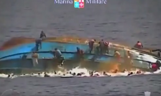 Zatonięcie łodzi z migrantami na pokładzie. Dramatyczne nagranie - GospodarkaMorska.pl