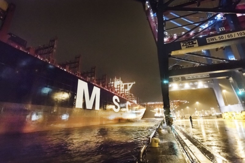 Największy kontenerowiec na świecie wpłynie do terminalu DCT - GospodarkaMorska.pl