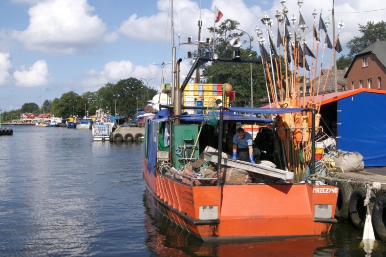 Tragiczny wypadek niedaleko Kołobrzegu. Rybak wypadł z kutra - GospodarkaMorska.pl