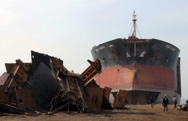 Wciąż za dużo statków trafia na azjatyckie plaże - GospodarkaMorska.pl