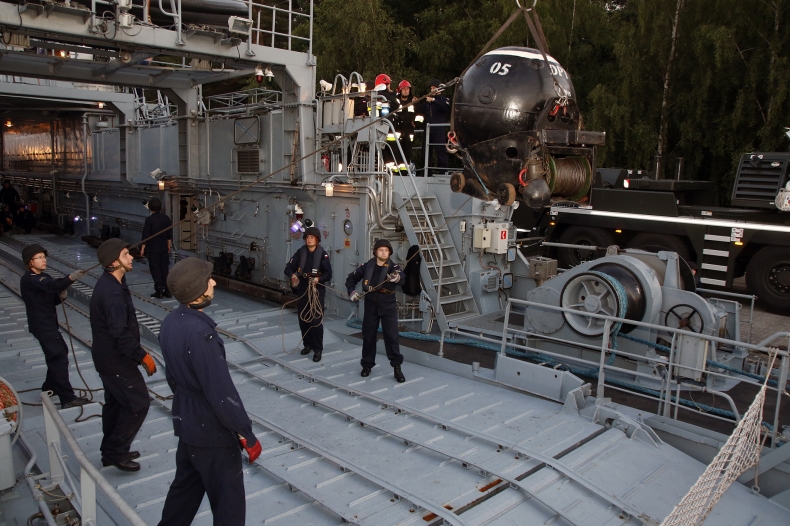 Nocna operacja w świnoujskim porcie - GospodarkaMorska.pl