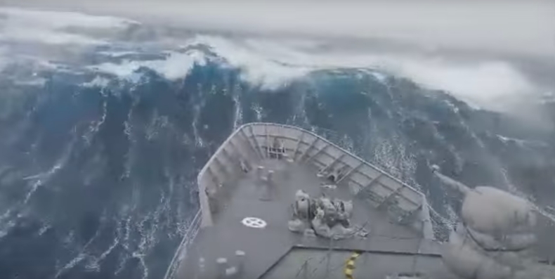 Ogromna fala uderza w okręt (wideo) - GospodarkaMorska.pl