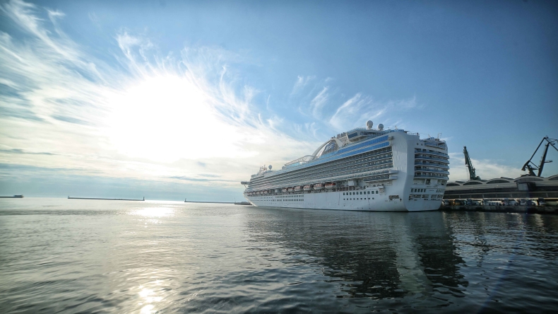 Zobacz wizytę wycieczkowca Emerald Princess w gdyńskim porcie (wideo) - GospodarkaMorska.pl