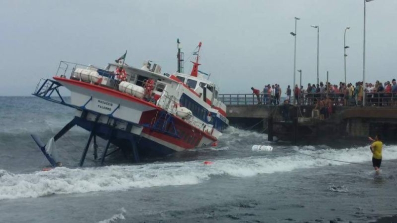 Musieli skakać z jednostki, która uderzyła w nabrzeże (wideo) - GospodarkaMorska.pl