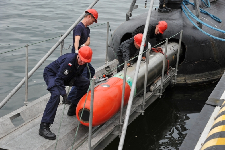 Podwójny załadunek torped - GospodarkaMorska.pl