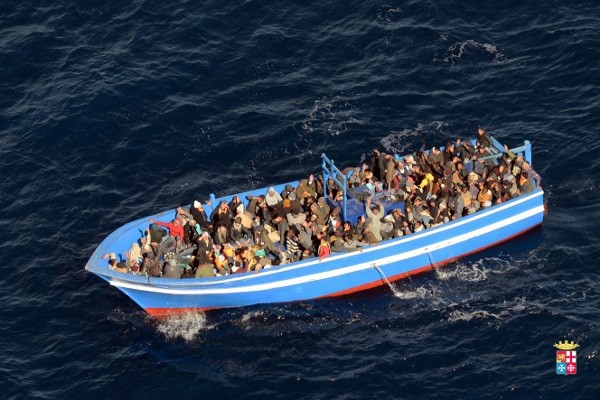 Włochy: Podniesiono wrak statku, który zatonął w 2015 roku z kilkuset migrantami - GospodarkaMorska.pl