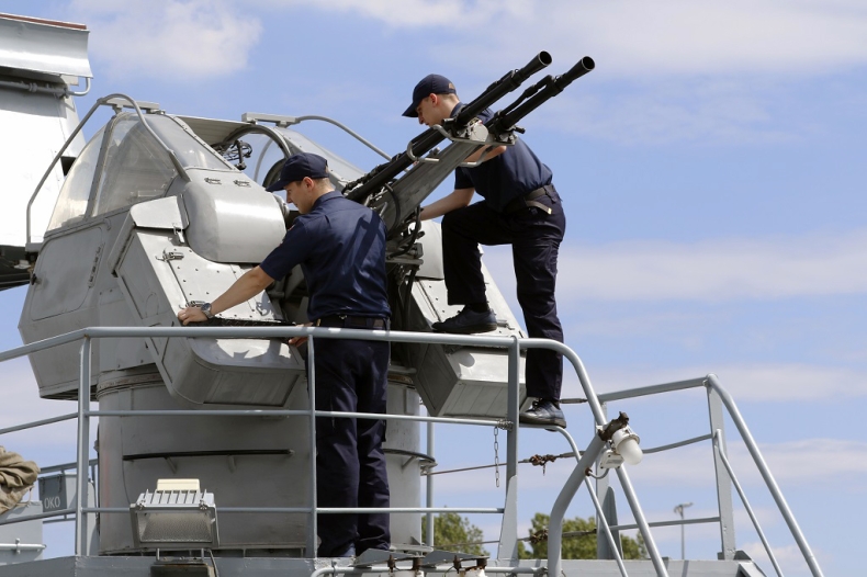 Praktyki podchorążych AMW na okrętach 8.FOW - GospodarkaMorska.pl