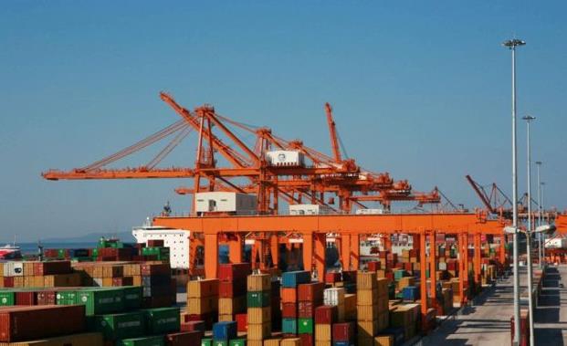 Grecka legislatura zatwierdziła sprzedaż portu w Pireusie - GospodarkaMorska.pl