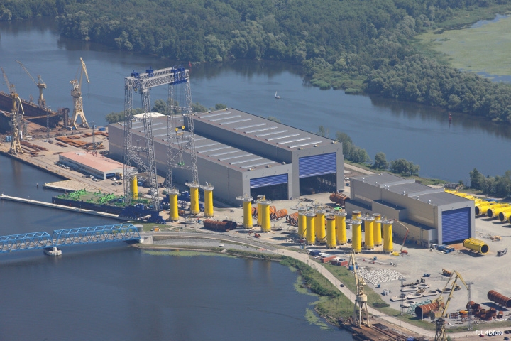 Zobacz przeładunek ogromnych platform w Bilfinger Mars Offshore - GospodarkaMorska.pl