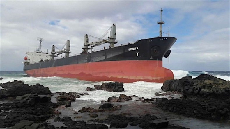 Są problemy z wyciągnięciem masowca Benita z mielizny. Jeden z pracowników zraniony - GospodarkaMorska.pl