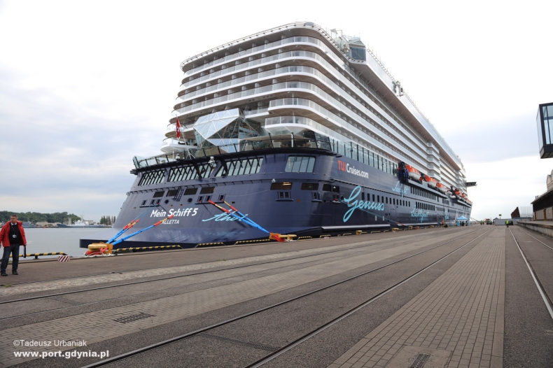 Mein Schiff 5 po raz pierwszy przy gdyńskim nabrzeżu (wideo) - GospodarkaMorska.pl