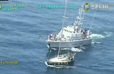 Polacy przemycali haszysz na pokładzie żaglówki (wideo) - GospodarkaMorska.pl