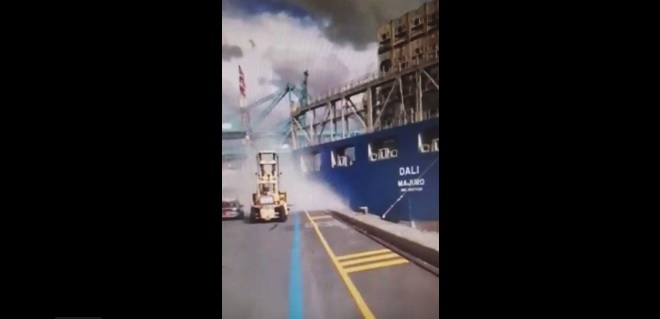 Mega kontenerowiec zarył w portowe nabrzeże (wideo) - GospodarkaMorska.pl