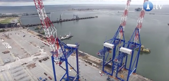 Największe w Polsce suwnice już stoją przy nabrzeżu w DCT (wideo) - GospodarkaMorska.pl