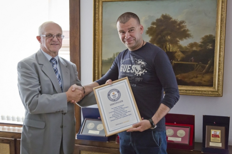 Guinness obok canoe w Centrum Konserwacji Wraków Statków w Tczewie - GospodarkaMorska.pl