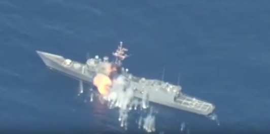 Bombardowanie amerykańskiego okrętu (wideo) - GospodarkaMorska.pl